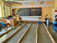 Aktuelles - Für einmal wurde ein Klassenzimmer zur Bowlinghalle. 